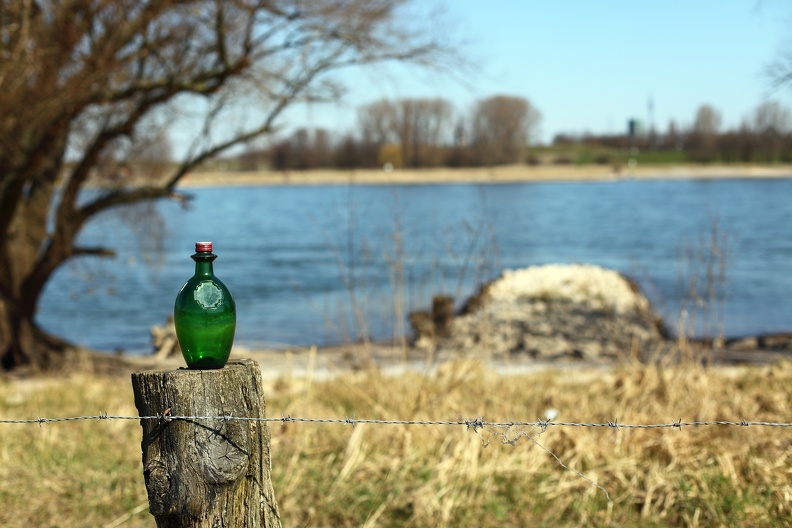 So wie auf dem Foto stand die grüne Flasche mit dem roten Deckel am Rhein auf einem Pfosten. Warum? Keine Ahnung, aber sie fiel bei dem schönen Wetter sicher vielen Spaziergängern auf, die sich ähnliche Fragen stellten. gruene_flasche_am_rhein.jpg