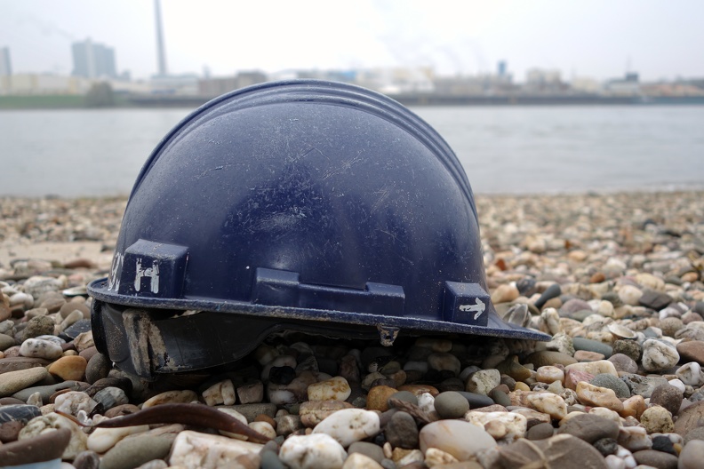 Der Helm von Gyorgy liegt verlassen am Rheinufer. H steht hinten, ein Pfeil weist vorwärts, warum? gyorgys_helm_am_rhein.jpg