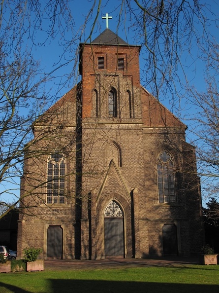 Die Katholische Kirche vom Kirchplatz gesehen. Die 1945 zerstörte Kirche wurde 1974 endgültig restauriert. Bedeutend ist der altniederländische Hochaltar von 1500. katholische_kirche_orsoy.jpg