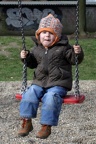 Schaukelndes Kind (3507 visits) Der Spielplatz an der Grundschule lädt Familien zum Verweilen ein. Schaukelndes Kind