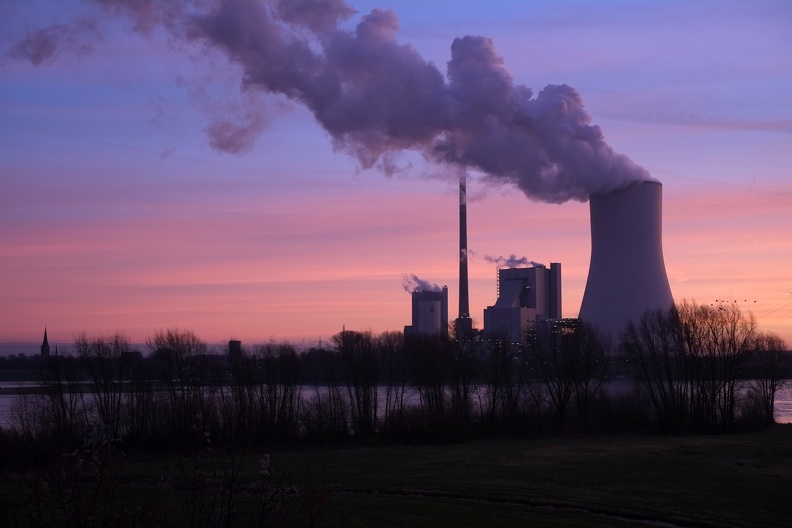 Kraftwerk im Morgengrauen