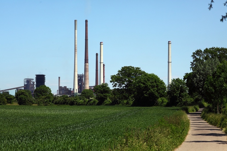 Die Schornsteine sind im Moment nicht in Betrieb und stehen wie Zeichen der Industrie am Horizont. Hier wirken die industriellen Anlagen ungeordneter, unruhiger als die Kulturlandschaft. schornstein_8241.jpg