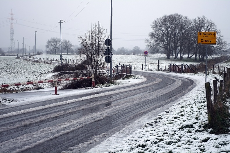 Die Straße führt zur Rheinfähre Duisburg-Walsum. Die Fähre fährt aber leider heute nicht, zwischen Weihnachten und Neujahr ist der Betrieb immer eingestellt. strasse_nach_walsum.jpg