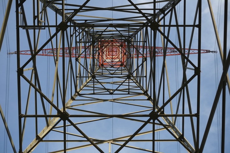 Typischer Strommast wie er überall am Niederrhein steht. Auf den ersten Blick kaum zu erkennen. Die ungewöhnliche Perspektive erschwert die Zuordnung. strommast_rhein.jpg
