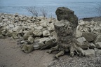 Versteinerter Baum (1955 visits) Der Baum ist farblich ganz an seine Umgebung angepasst. Die Weiden am Rhein werden von freiwiligen H... Versteinerter Baum