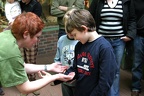 Kontakt (3779 visits) Der Junge hat von Ingrid Venen, der zweiten Vorsitzenden des Zooschulvereins eine Fauchschabe auf de... Kontakt