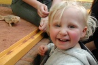 Kind neben Echse (3890 visits) Das Kind ist begeistert und vergisst darüber die Aufmerksamkeit auf die zu fütternde Echse zu rich... Kind neben Echse