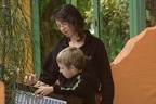 Kamera steuern (3191 visits) Der Junge zeigt seiner Mutter, wie die Kamera im Terrarium der Nilkrokodile gesteuert wird. Kamera steuern