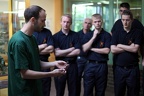 Erster Kontakt (1997 visits) Die Gruppe lernt als erstes Tier eine kleine einheimische Schlange kennen. Erster Kontakt