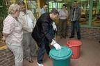 Deckel abheben (2884 visits) Handschuhe zu Tragen ist erstes Gebot,Schlangen beißen gern einmal unerwartet zu. Deckel abheben