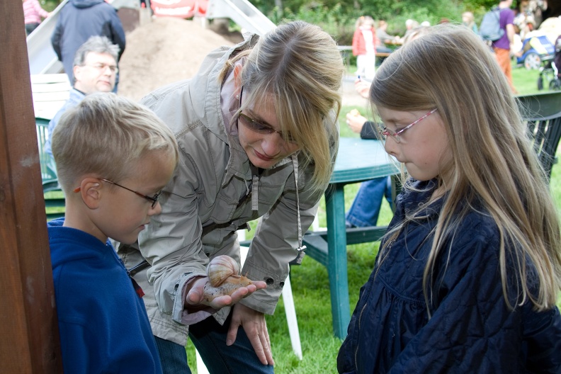 Familie mit Riesenschnecke