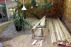 Holzzuschnitt (3303 visits) Holzlatten werden im Terrarium zugeschnitten. Holzzuschnitt