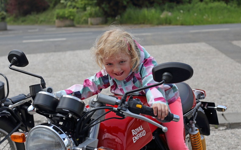 Nicht nur Erwachsene haben Spaß auf einer Royal Enfield zu sitzen,auch Kinder sind begeistert eifeltec_continental_2034.jpg