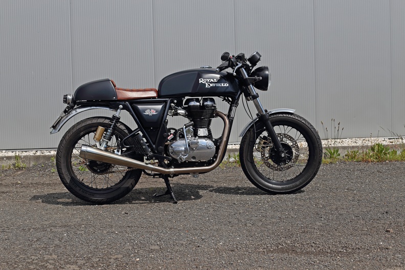 Wunderschöne schwarze Royal Enfield Continenal GT mit Ledersitzbank von Spirit Leather beim Tag der offenen Tür bei Eifeltec in Blankenheim,dem Generalimporteur für Royal Enfield Motorräder,der ältesten Motorradmarke der Welt eifeltec_re_gt_995.jpg