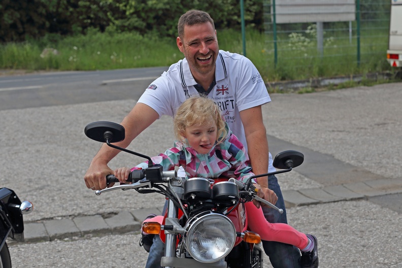 Beim Eifeltec Open House hatten nicht nur Erwachsenen Spaß an Royal Enfield Motorräder sonder auch die kleinsten,wie dieses Foto von Vater und Tocher beweist eifeltec_vater_tocher_2040.jpg