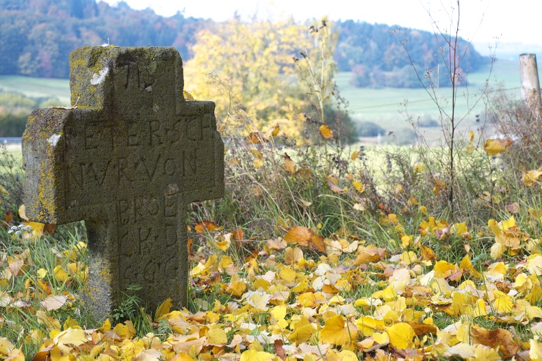Steinkreuz im Herbst