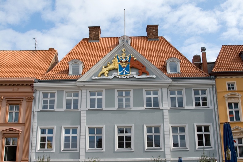 Das Schwedisch-Pommersche Kommandantenhaus (Commandantenhus)ist ein denkmalgeschütztes Gebäude in der Hansestadt Stralsund am Alten Markt 14.Das Kommandantenhaus wurde als Sitz des schwedischen Garnisonskommandanten 1748 bis 1751 errichtet.Das acht Meter breite und vier Meter hohe Wappen von Schwedisch-Pommern ziert den Giebel alter_markt_5757.jpg