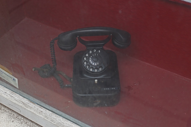 Bakelit Telefon im Schaufenster eines geschlossenen Handyladens im siebten Wiener Bezirk Neubau bakelitelefon_1345.jpg