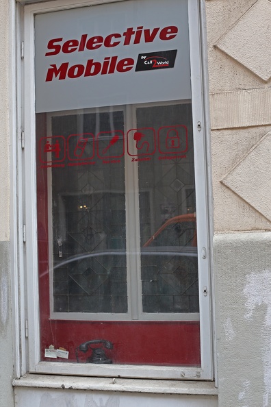 Geschlossener Handyladen mit Bakelit Telefon im Schaufenster bakelittelefon_1351.jpg