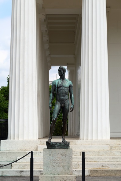 Die Bronzestatue Jugendlicher Athlet wurde 1921 von Josef Müllner erschaffen bronzestatue_theseustempel_1198.jpg
