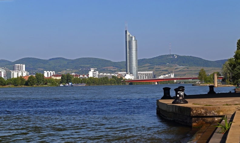 Ausblick von der Donauinsel im Bereich der Reichsbrücke zum Milleniumstower und Kahlenberg im Hintergrund donauinsel_ausblick_0709.jpg