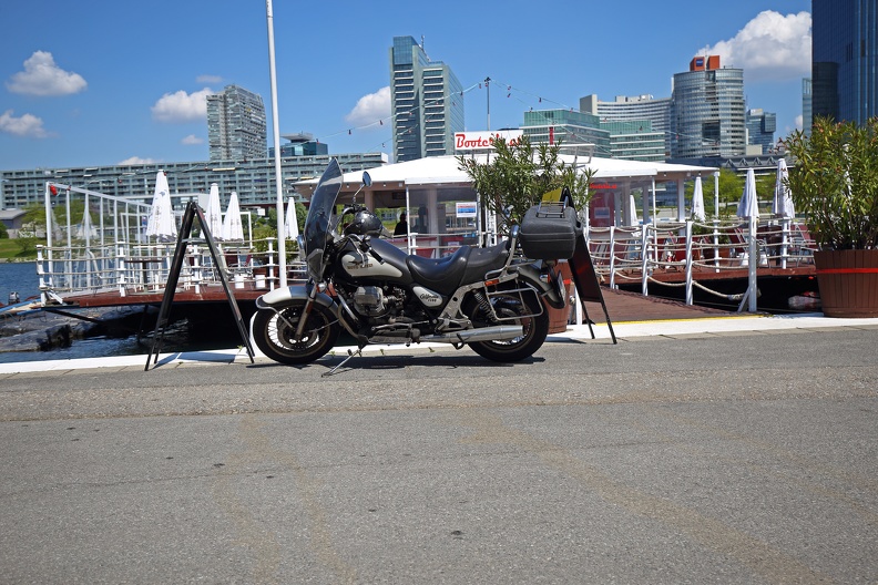 Mit der Guzzi zur Copa Cagrana fahren einen Kaffee trinken,eine sehr entspannte Lebensart donauinsel_guzzi_1112.jpg