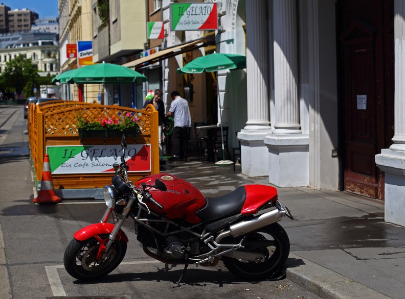 Das ist echter Patriotismus,italienisches Motorrad Ducati Monster vor italienischer Eisdiele ducati_eisdiele_0869.jpg