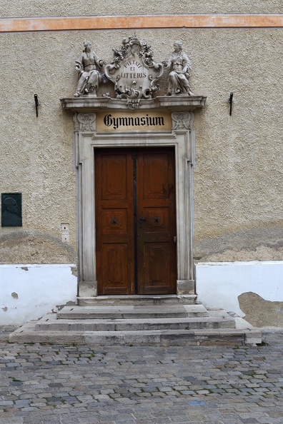 Die zweitälteste höhere Schule in Wien wurde durch ein Dekret Kaiser Leopolds I. 1697 gegründet und am 16. November 1701 eröffnet. Das Motto der Schule ist noch heute „Pietati et litteris“, zu Deutsch: „für die Frömmigkeit und die Wissenschaft (gegründet)“ und ist über dem barocken Eingangsportal der Schule, eingerahmt von zwei Engeln, zu lesen. eingang_gymnasium_piaristenkirchen_1325.jpg