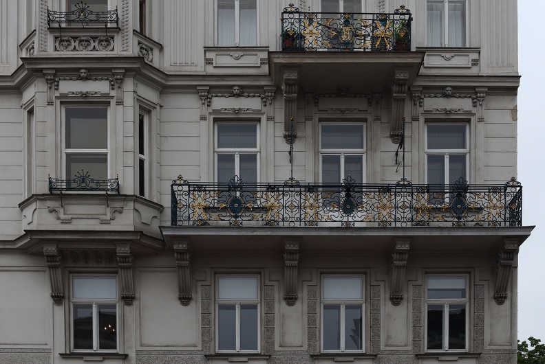 An der linken Wienzeile gegenüber vom Naschmarkt stehen einige der schönsten Barockhäuser Wiens wie hier die Wagnerhäuser fassade_wagnerhaeuser_1522-921641333.jpg
