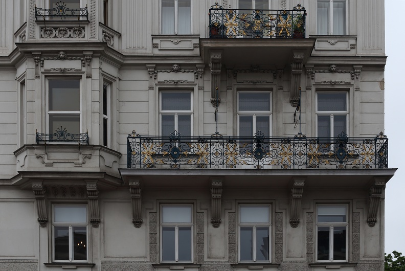 An der linken Wienzeile im sechsten Bezirk Mariahilf steht dieses Barockhaus mit schmiedeeisernen Balkonen fassade_wagnerhaeuser_1522.jpg