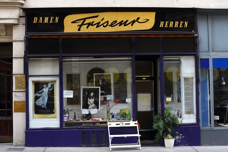 Bei diesem Friseursalon in der Piaristengasse der Josefstadt fühlt man sich in die 1950er Jahre versetzt friseursalon_piaristengasse_josefstadt_1361.jpg