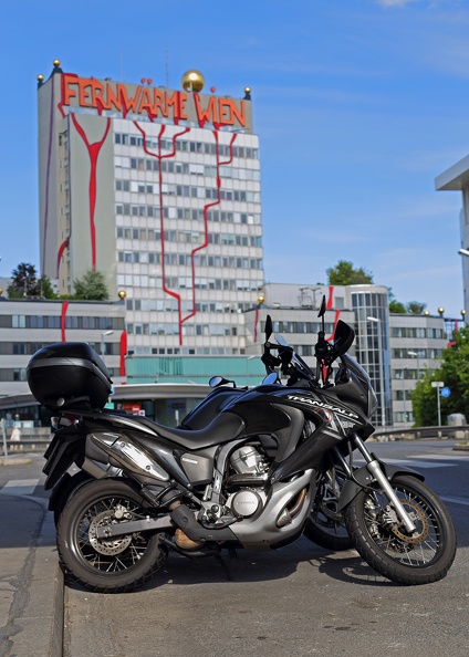 Mit dem Motorrad nach Spittelau zur Müllverbrennungsanlage,die von Friedensreich Hundertwasser gestaltet wurde zu fahren ist eine prima Sache honda_fernwaerme_1851.jpg