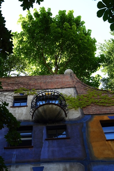 1985 wurden ungefähr 250 Bäume und Sträucher gepflanzt und sind mittlerweile zu stattlichen Bäumen herangewachsen – ein echter Park auf den Dächern des Hauses. hundertwasserhaus_0800.jpg