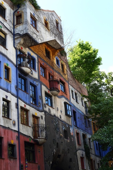 Bunte Fassade mit Baum Hundertwasserhaus Kegelgasse hundertwasserhaus_0804.jpg