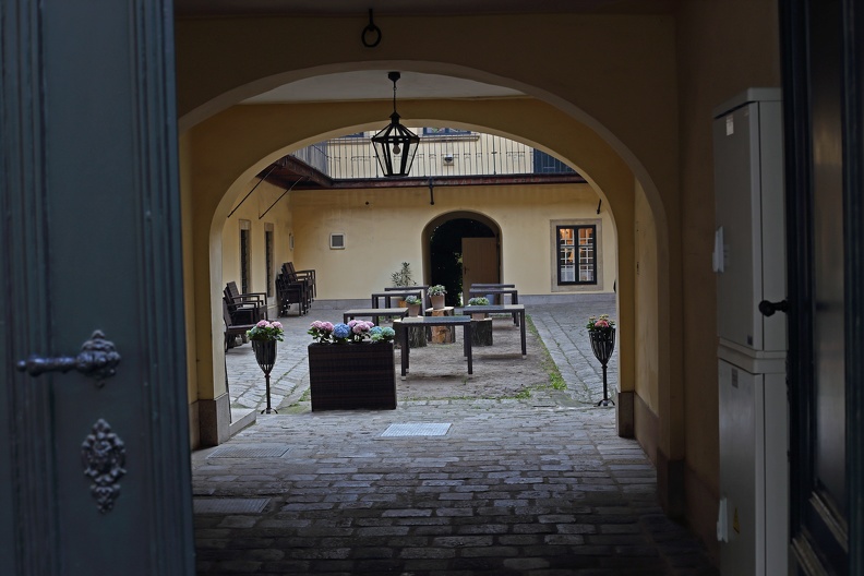 Innenhof mit Stühlen und Tischen im kleinsten Bezirk Wiens,der Josefstadt innenhof_8bezirk_1298.jpg