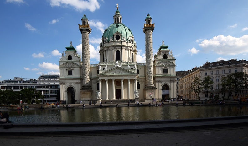 Am 4. Februar 1716 erfolgte auf einer Anhöhe am rechten Ufer des kaum regulierten Wienflusses die Grundsteinlegung der Karlskirche.In Auftrag gegeben von Kaiser Karl VI., wurde sie von Johann Bernhard Fischer von Erlach als zentrale Verbindung zwischen Rom und Byzanz gestaltet.Die Kuppel und der Portikus sind der Architektur des antiken Griechenland und Roms entlehnt,während die Glockenhäuser und die minarettartigen Säulen orientalisch anmuten. karlskirche_1117.jpg