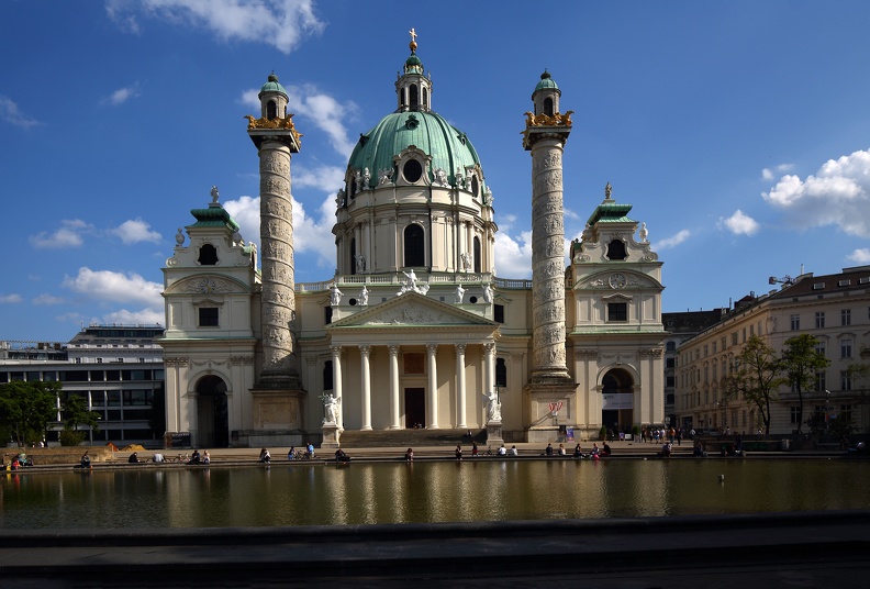 Die römisch-katholische Karlskirche steht im 4. Wiener Gemeindebezirk Wieden.Sie liegt an der Südseite des zentrumsnahen Karlsplatzes und ist einer der bedeutendsten barocken Kirchenbauten nördlich der Alpen und eines der Wahrzeichen Wiens. karlskirche_1118.jpg