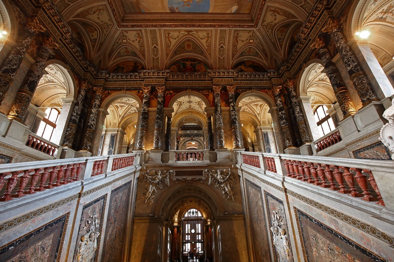 Prunktreppe zum ersten Stockwerk des Kunsthistorischen Museums khm_treppen_1213.jpg