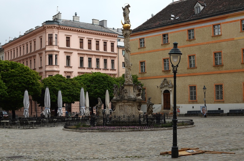 Jodok Fink Platz vor der Piaristenkirche in der Josefstadt kirchenplatz_piaristenkirchen_1319.jpg