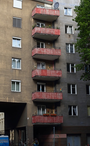 Maria Franc Wohnanlage vor der Renovierung.Die Stadt Wien investiert jedes Jahr 600 mio. Euro in den sozialen Wohnungsbau.Wien wird immer wieder zur lebenswertesten Stadt der Welt gewählt maria_franc_hof_wohnanlage_8_zeltgasse_1296.jpg