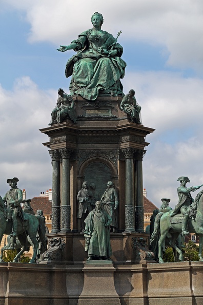 Das Maria-Theresia Denkmal mit der Statue von Maria Theresia liegt zwischen Kunsthistorischem und Naturhistorischem Museum.Es zeigt die Kaiserin,die sogenannte Pragmatische Sanktion von 1713 in Händen,welche auch Frauen die Thronfolge ermöglicht maria_theresia_brunnen_1190.jpg