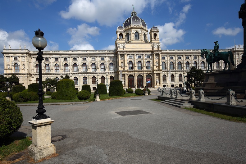 Das als k.k. naturhistorisches Hof-Museum geführte Haus, dass die großen kaiserlichen Sammlungen der k.k. Hof-Naturalienkabinette aufnahm, wurde im Auftrag von Kaiser Franz Joseph I. vom Hofärar nach den Entwürfen von Gottfried Semper und Karl Freiherr von Hasenauer an der 1865 eröffneten Wiener Ringstraße gegenüber der kaiserlichen Hofburg im Stil des Wiener Historismus errichtet und am 10. August 1889 eröffnet. nhm_wien_1182.jpg