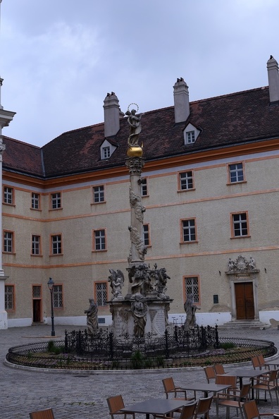 Die imposante, zierliche Mariensäule wurde 1713 von Georg Konstantin Freiherr von Sinnich zum Dank für die überstandene Pestepidemie gestiftet und steht seitdem zentral positioniert vor der Piaristenkirche Maria Treu. Sie ist von einem eingezäunten, runden Blumenbeet und einem Ziergitter umgeben. pestsaeule_piaristenkriche_1310.jpg