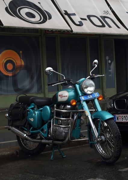 Enfield Classic 500 vorm Tonstudio an der linken Wienzeile,die Rockstars fahren Motorrad re_naschmarkt_1501.jpg