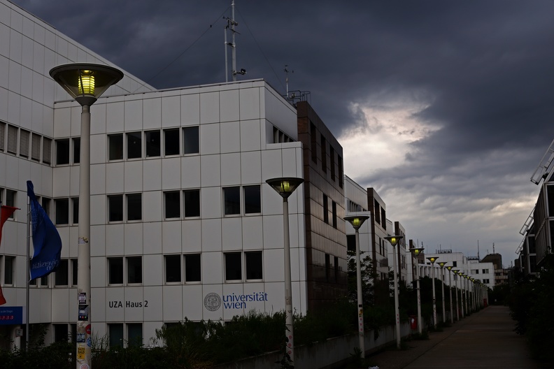 Über dem Gebäude der Universität Wien in der Spittelau ziehen dunkle Gewitterwolken auf uni_wien_spittelau_1750.jpg