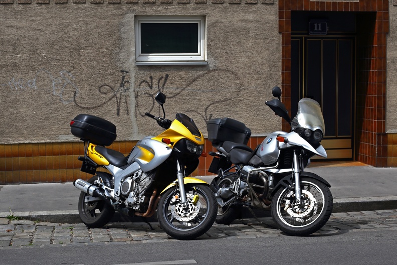 Yamaha Twin 850 und BMW R1200 GS vor Wohnhaus im sechsten Gemeindebezirk Mariahilf yamaha_twin850_bmw_1200gs_1420.jpg