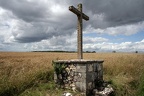 Holzkreuz im Feld