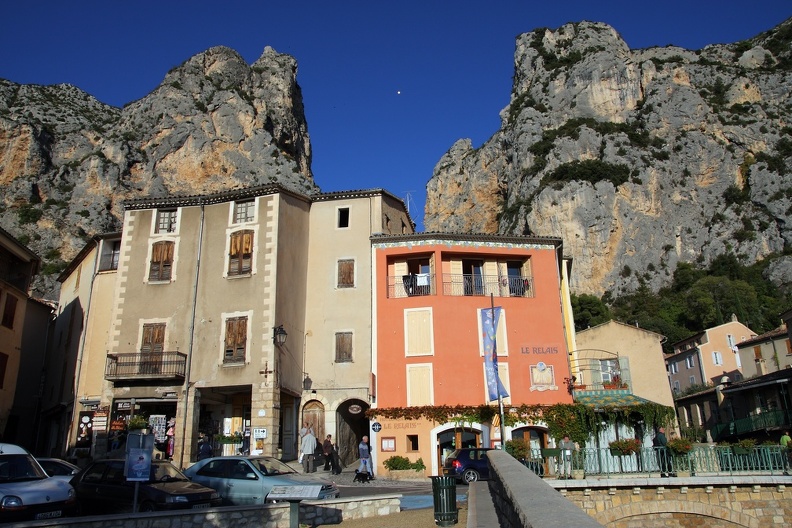 Das traumhafte Dörfchen Moustiers Sainte-Marie oberhalb des Grande Canyon Du Verdon lädt zum Bummeln ein. Im dunkelblauen Herbst- und Nachmittagslicht sieht man den namensgebenden Stern der zwischen den Felsen an Drahtseilen hängt. http://www.moustiers.fr moustiers_7673.jpg