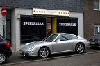 Porsche an der Spielhalle