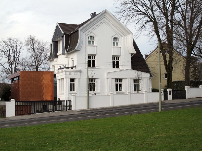 Weisse Villa Diese weisse Villa hat einen auffällig mit Kupfer beschlagenen Vorbau der als Wintergarten eingerichtet ist. villa_0045.jpg